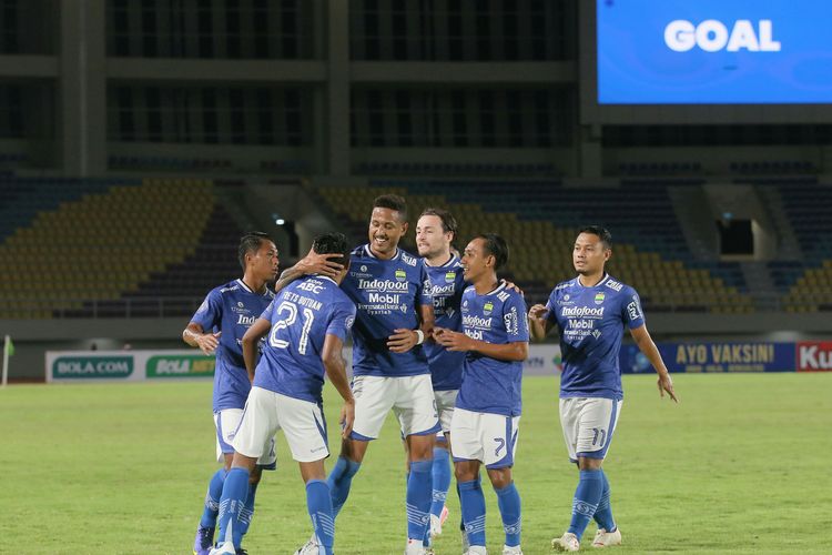 Para pemain Persib Bandung merayakan gol cepat Frets Butuan ke gawang Madura United di Stadion Manahan, Sabtu (4/12/2021) malam WIB.