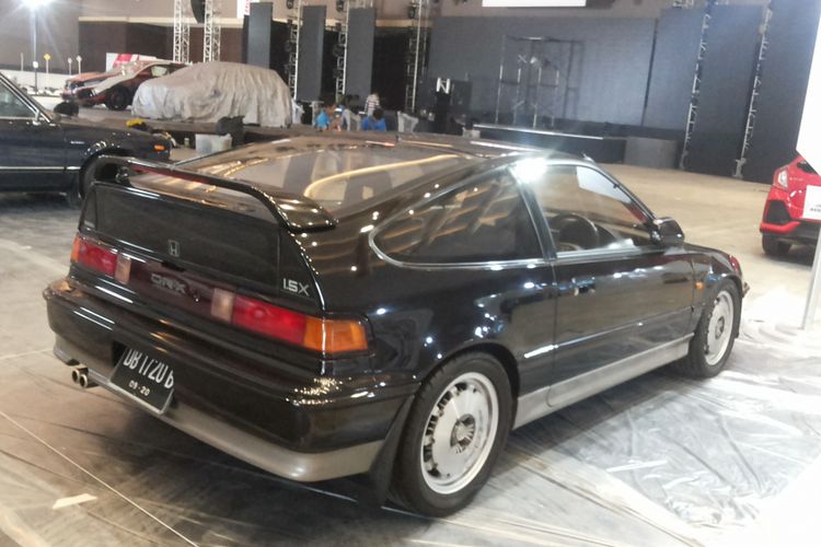 Honda CRX, salah satu mobil hatchback lawas sudah terpakir di Hall C JIExpo Kemayoran, Sabtu (12/5/2018). Mobil tersebut akan dipamerkan dalam gelaran Honda Day 2018 di lokasi yang sama pada Minggu (13/5/2018).