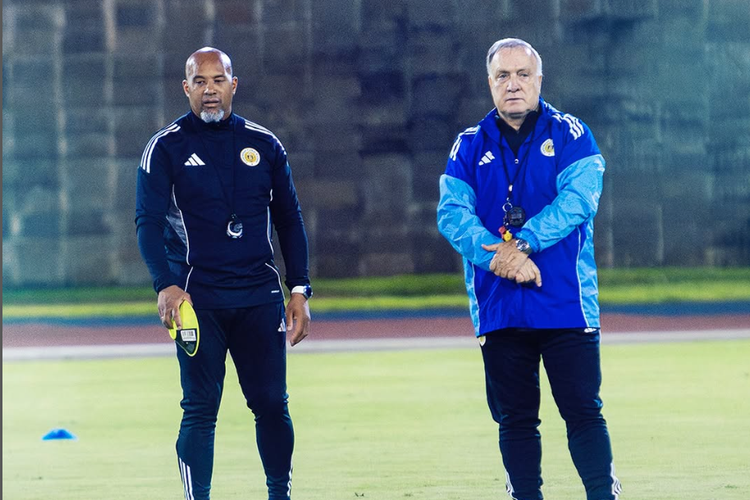 Pelatih Timnas Curacao, Dick Advocaat (kanan). Pelatih asal Belanda ini berhasil membawa negara mungil tersebut ke Piala Dunia 2026.