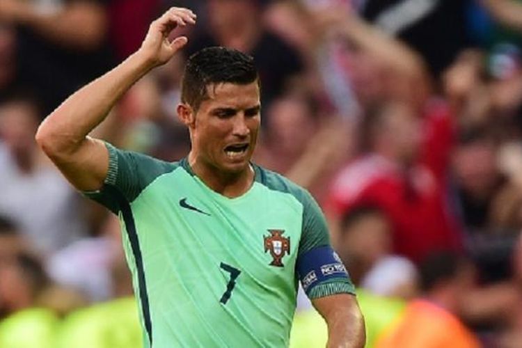 Kapten Portugal, Cristiano Ronaldo, sempat menunjukkan kekesalan ketika gawang timnya dijebol pemain Hungaria pada laga pamungkas grup Piala Eropa 2016, Rabu (22/6/2016). 