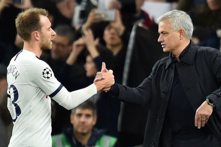 Jose Mourinho (kanan) bersama Christian Eriksen (kiri). 