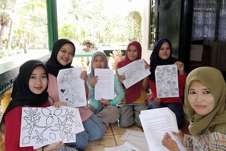 Pelaku Usaha Mikro Kecil Menengah (UMKM) di bidang batik, Hastin Atasasih (46) asal Kedungkamal, Grabag, Purworejo memberikan pelatihan membatik khas Purworejo bermotif tarian dolalak untuk mahasiswa Universitas Muhammadiyah Purworejo (UMKM).