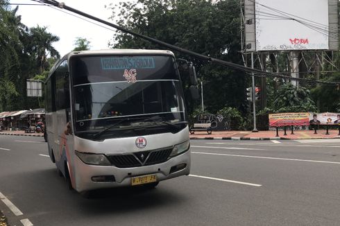 Kabel-kabel Menjuntai di Jalan Barito 1 dan Membahayakan Pengendara