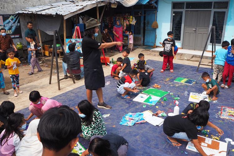 Dosen Fakultas Seni Rupa dan Desain Institut Teknologi Bandung (ITB) Tisna Sanjaya menggelar workshop dan melukis bersama anak dan seniman, berlangsung selama dua hari, 11-12 Juni 2021, di Imah Budaya Cigondewah, Bandung, dan menghasilkan puluhan lukisan.

