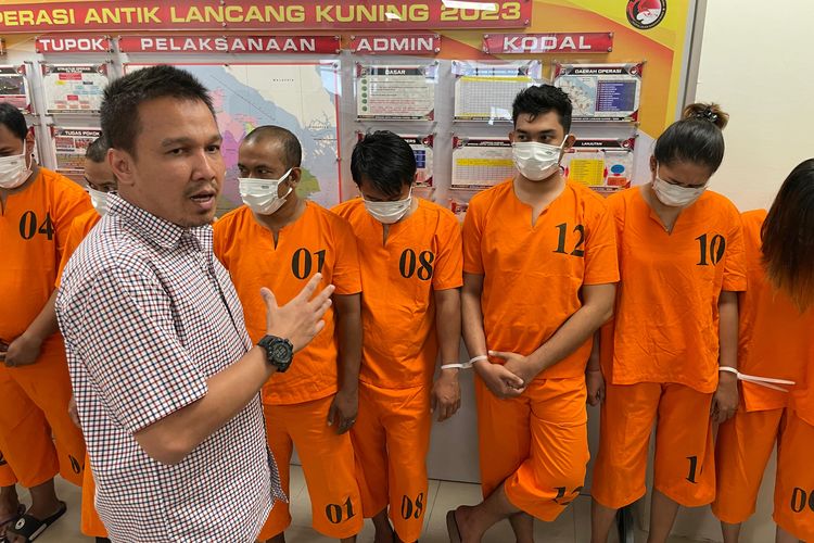 Direktorat Reserse Narkoba Polda Riau saat melakukan ekspos penangkapan 9 pengedar narkoba, di Mapolda Riau di Pekanbaru, Kamis (25/1/2024).