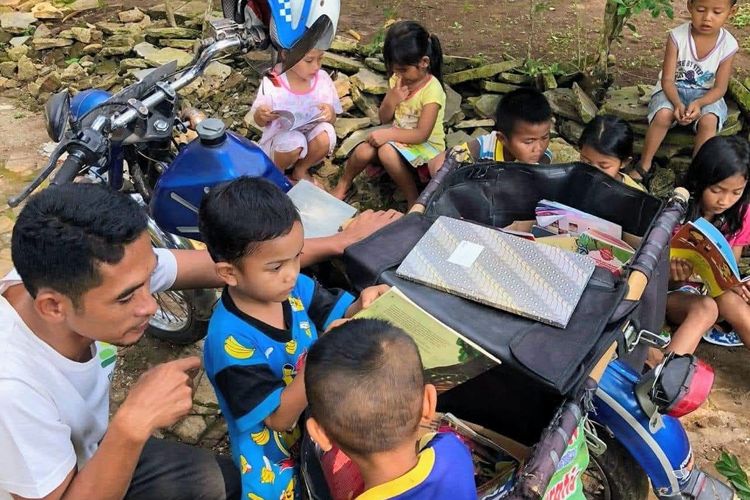 Berawal dari Motor Rongsokan dan 64 Buku, Sugeng Bangun Gerakan Motor Pustaka di Lampung