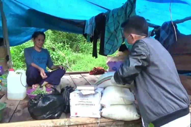 Satu keluarga yang terdiri atas kakak, adik dan keponakan mengungsi ke dalam hutan karena ditolak warga Polman sepulang dari Kalimantan Selatan. 