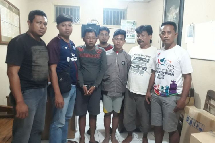 Polisi menunjukkan polisi gadungan yang diringkusnya di Mapolres Blora, Jateng, Rabu (13/12/2017).‎