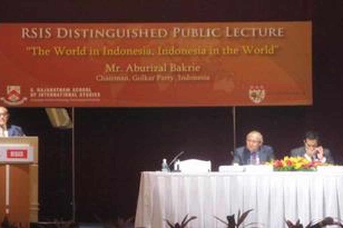 Ketua Umum Partai Golkar Aburizal Bakrie menyampaikan kuliah umum yang juga dihadiri oleh Direktur Utama Freedom Institute Rizal Mallarangeng (pojok kanan)di Hotel Shangri La, Singapura, Kamis (18/11/2010) 