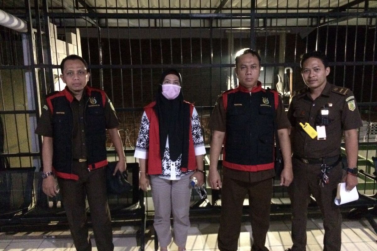 HW (tengah) ditahan di rutan Kejati Jatim setelah ditetapkan sebagai tersangka, Selasa (5/12/2023), dalam kasus dugaan korupsi Rp 90 miliar pada PT Inka Multi Solusi (IMS), anak perusahaan PT Industri Kereta Api (PT Inka) Madiun.