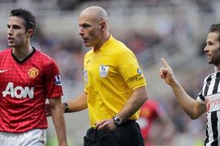 Howard Webb ketika memimpin pertandingan antara Manchester United melawan Newcastle United dalam lanjutan Premier League. 