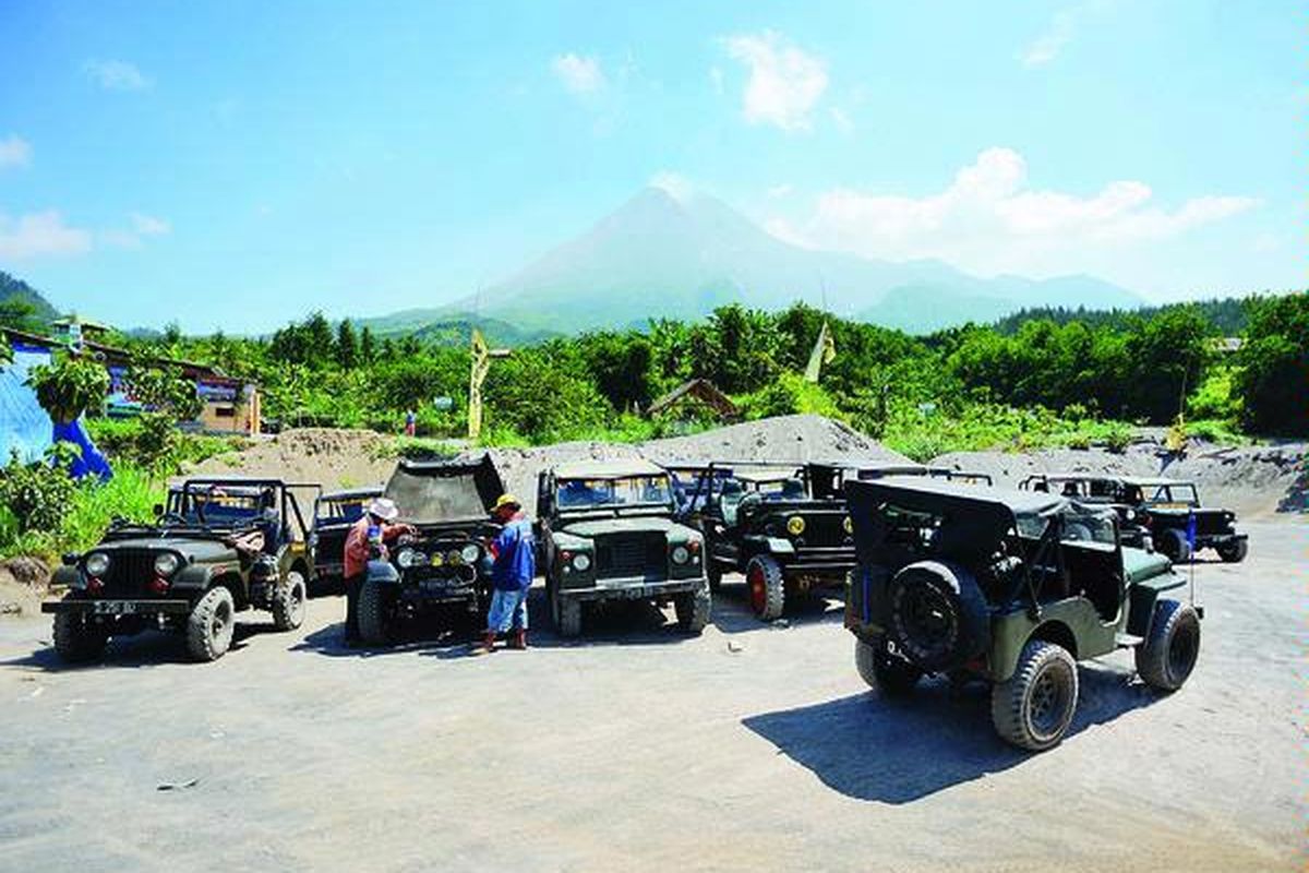 Pemilik jip menyiapkan kendaraan mereka yang disewakan untuk tur wisata di kawasan lereng Gunung Merapi di Desa Umbulharjo, Cangkringan, Sleman, DI Yogyakarta, Selasa (18/9). Sedikitnya terdapat 40  jip yang disewakan untuk tur tersebut dengan tarif Rp 250.000 per dua jam. Sebagian besar  pemilik  adalah para peternak sapi perah yang tidak dapat beternak kembali karena tempat tinggal mereka berada di dalam lingkup kawasan rawan bencana Merapi.