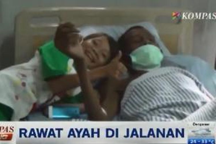 Bocah Aisyah saat menunggu ayahnya dirawat di rumah sakit di Medan.
