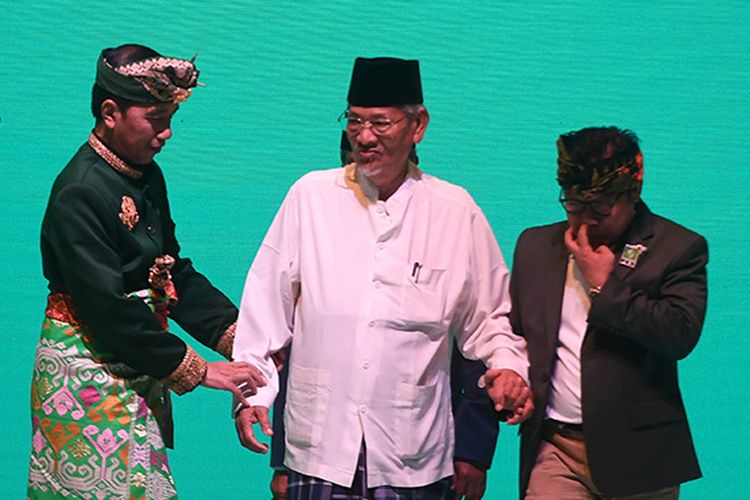 Presiden Joko Widodo (kiri) dan Ketua Umum PKB Muhaimin Iskandar (kanan) menggandeng Ketua Dewan Syuro PKB Dimyati Rois (kedua kanan) usai membuka Muktamar V PKB di Bali, Selasa (20/8/2019). Muktamar V PKB diselenggarakan pada 20-22 Agustus dengan mengusung tema 'Melayani Ibu Pertiwi'.