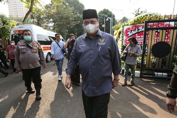 Menteri Koordinator Bidang Perekonomian Airlangga Hartarto melayat jenazah Menteri Pendayagunaan Aparatur Negara dan Reformasi Birokrasi (Menpan-RB) Tjahjo Kumolo di Widya Chandra, Jakarta, Jumat (1/7/2022). Tjahjo Kumolo meninggal setelah dirawat di Rumah Sakit Abdi Waluyo, Jakarta Pusat, selama hampir dua pekan.