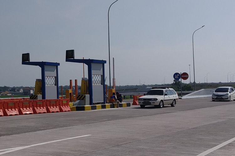 Beberapa kendaraan melintas di ruas Tol Solo-Ngawi, Jumat (24/5/2019). Pada arus mudik Lebaran ini diperkirakan sekitar 31.000 kendaraan melewati Tol Solo-Ngawi setiap harinya.