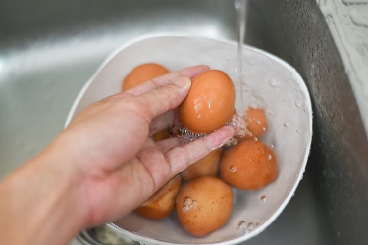 Telur tidak boleh dicuci karena bisa menyebabkan bakteri lebih mudah masuk.