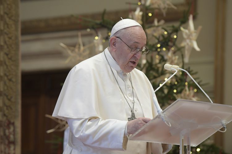 Paus Fransiskus memberikan pemberkatan Urbi et Orbi pada hari Natal di Basilika Santo Petrus, Vatikan, Jumat (25/12/2020).