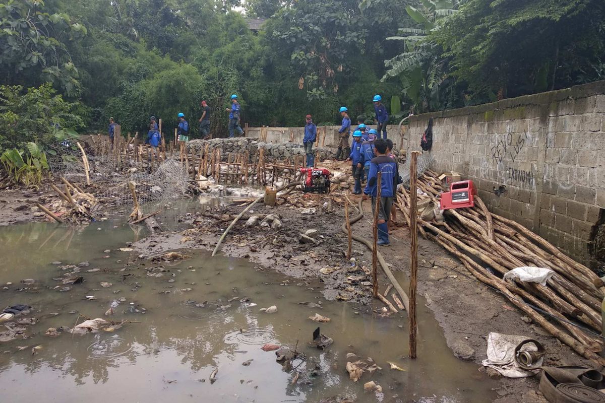 Perbaikan tanggul di Jatipadang, Jakarta Selatan, Rabu (13/12/2017).