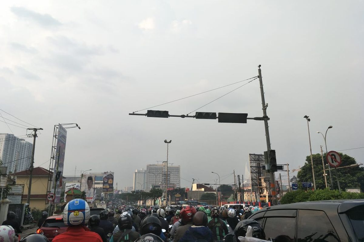 Lampu lalu lintas di Jalan Margonda padam, Rabu (10/4/2019).