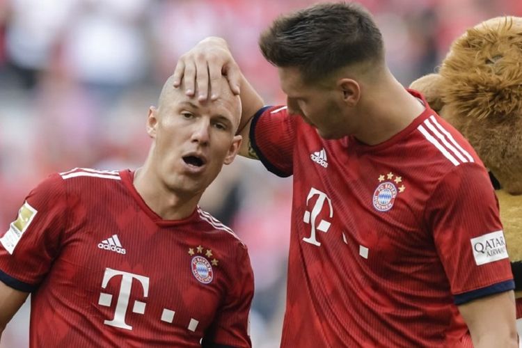 Arjen Robben dan Niklas Suele merayakan kemenangan Bayern Muenchen atas Bayer Leverkusen pada pertandingan Bundesliga di Allianz Arena, 15 September 2018. 