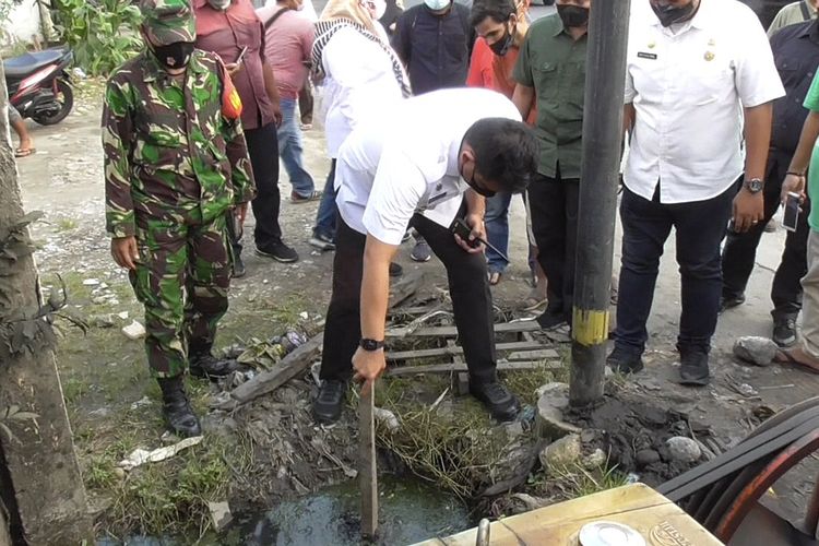 Wali Kota Medan, Bobby Nasution mengecek langsung kondisi aliran drainase saat blusukan di Kelurahan Tanjung Rejo, Kecamatan Medan Sunggal, Rabu petang (16/6/2021).