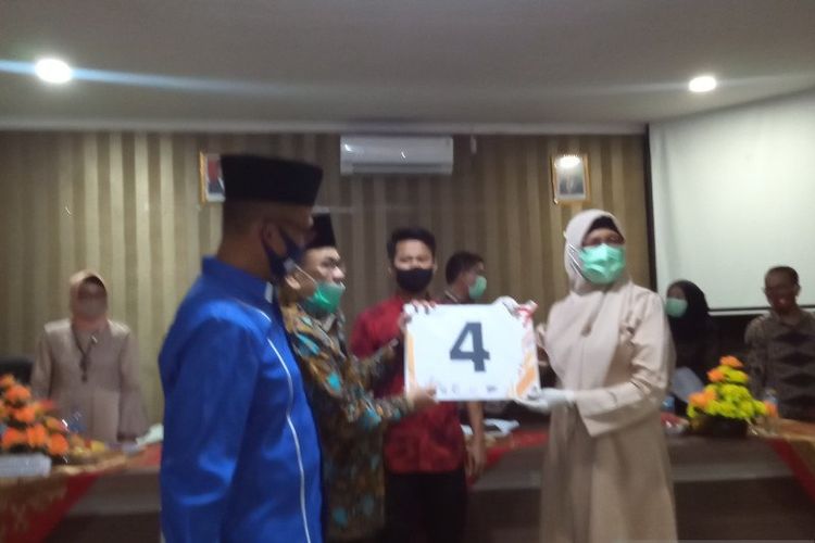 KPU Kabupaten Solok tetapkan nomor urut 04 terhadap Paslon Iriadi-Agus Syahdeman.