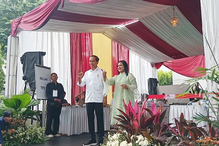 Presiden Joko Widodo dan Ibu Negara Iriana Joko Widodo berpose bersama usai menggunakan hak suara (mencoblos) di tempat pemungutan suara (TPS) 10 Gambir, Jakarta Pusat pada Rabu (14/2/2024).
