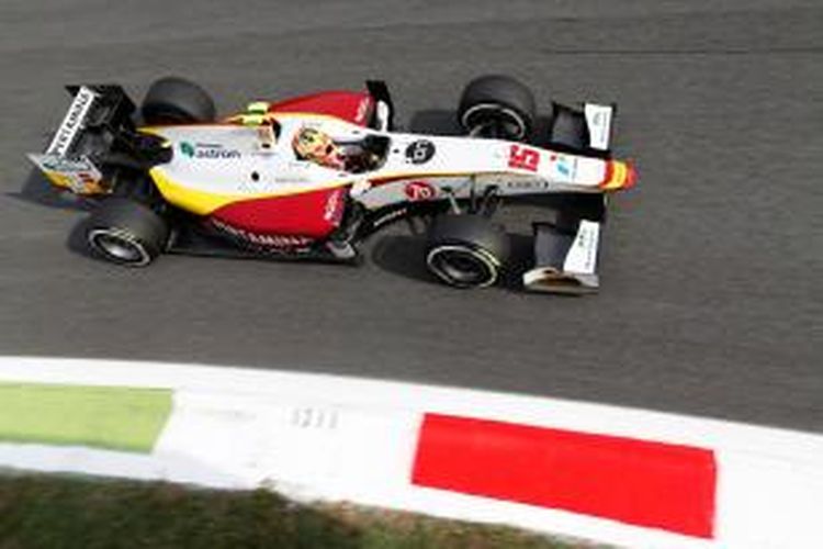 Pebalap Campos Racing asal Indonesia, Rio Haryanto, memacu mobilnya pada hari pertama GP2 Italia di Sirkuit Monza, Jumat (4/9/2015).