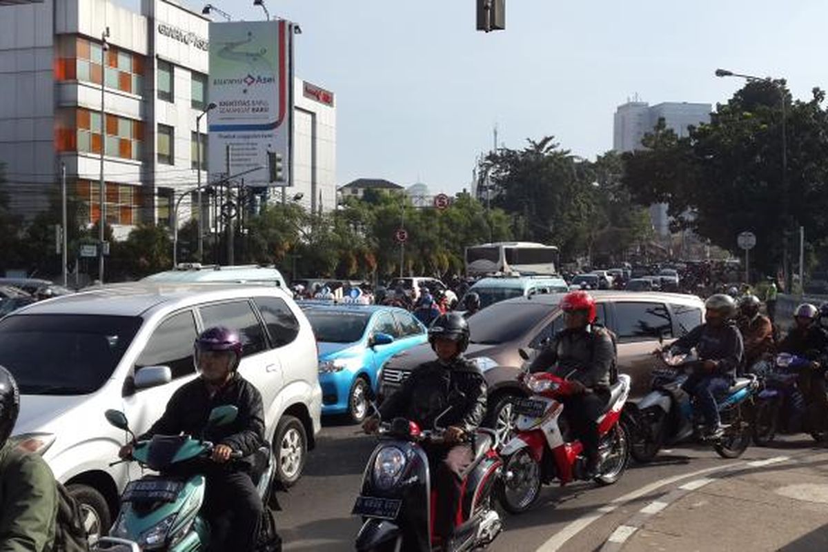 Perempatan yang menghubungkan Jalan Jati Baru, Jalan Abdul Muis, Jalan Kebon Sirih dan Jalan H Fachrudin padat, Rabu (22/4/2015). Kemacetan ini imbas dari penutupan jalan di Sudirman-Thamrin terkait KAA.