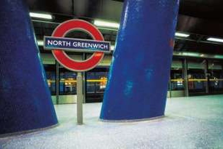 Stasiun kereta bawah tanah North Greenwich, London tempat ditemukannya sebuah paket mencurigakan pada Kamis (20/10/2016).