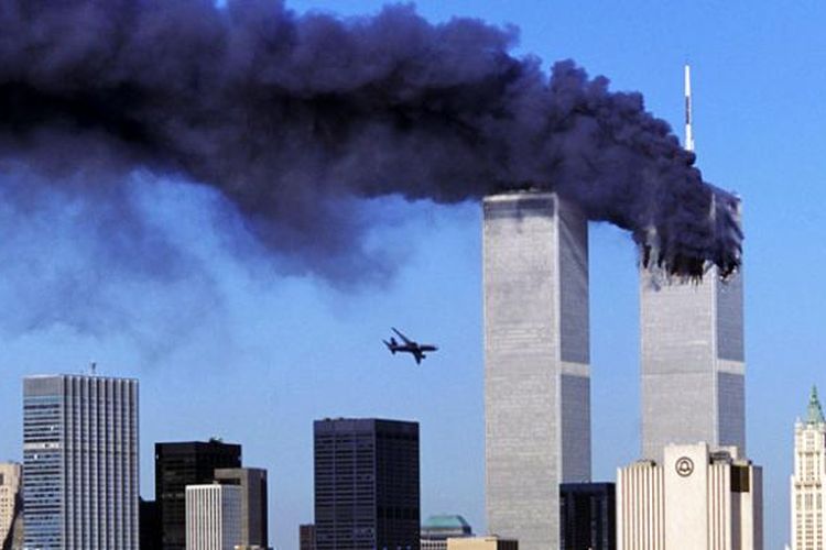 Foto yang menunjukkan pesawat Boeing 767 United Ailrines penerbangan 175 sesaat sebelum menabrak menara selatan gedung World Trade Center di New York, Minggu (11/9/2001).