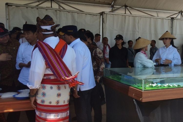 Presiden Jokowi (sebelah kiri pakai baju putih) dan Surya Paloh (sebelah kanan pakai topi hitam), saat berada di tambak garam Desa Nunkurus, Kecamatan Kupang Timur, Kabupaten Kupang, Rabu (21/8/2019)