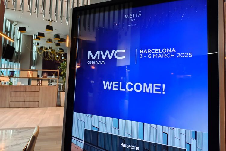 Papan elektronik di salah satu hotel di barcelona, menyambut tamu peserta dan pengunjung MWC 2025.