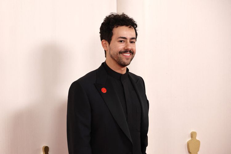 Komedian dan Aktor Ramy Youssef saat menghadiri malam penghargaan Oscar 2024 di Los Angeles, Amerika Serikat, Minggu (10/3/2024).
