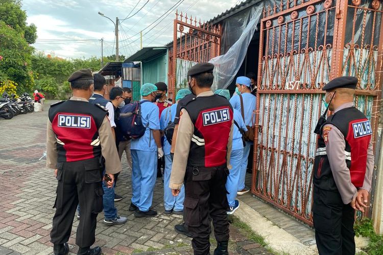 Polisi dan tim gabungan melakukan olah tempat kejadian perkara (TKP) di kawasan Kalideres, Jakarta Barat pada Rabu (16/11/2022). Upaya ini dilakukan guna menyelidiki kasus tewasnya satu keluarga secara misterius. 