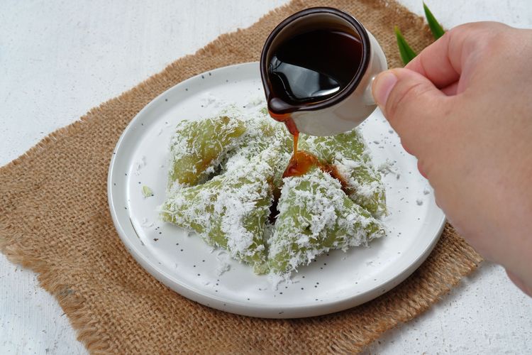 Lupis, salah satu jajanan tradisional yang memiliki perpaduan rasa gurih dan manis.