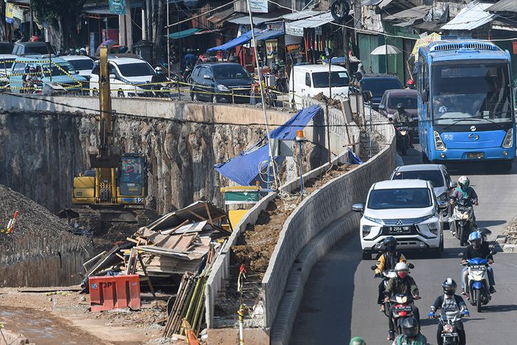 Sejumlah pengendara kendaraan melintas di samping proyek pembangunan Underpass Senen Extension di kawasan Senen, Jakarta, Minggu (3/5/2020). Meski dalam penerapan pembatasan sosial berskala besar (PSBB) akibat pandemi Covid-19, proyek yang menelan anggaran mencapai Rp 121,1 miliar dan ditargetkan selesai pada Desember 2020 ini diharapkan dapat mengurai kemacetan di kawasan tersebut.
