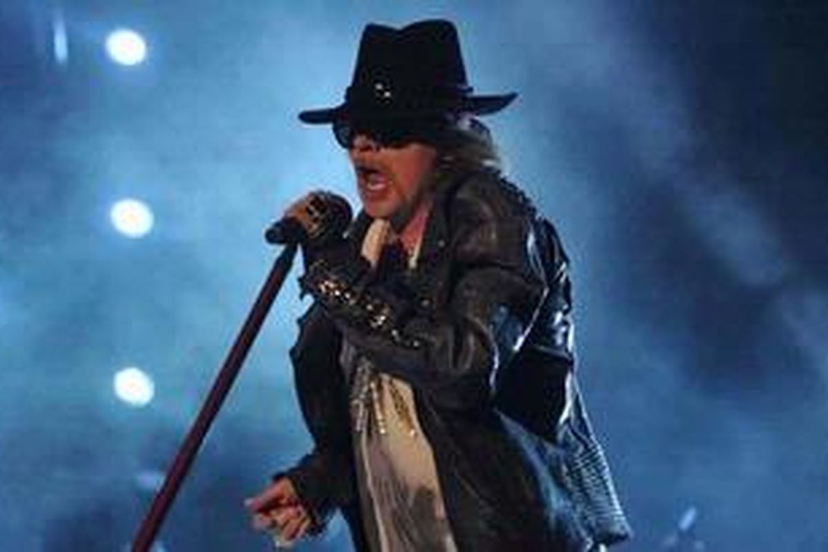 Axl Rose, vokalis Guns N' Roses, tampil dalam konser band hard rock dari AS itu di Bangalore, India, 7 Desember 2012.