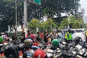 Sempat Tertahan dan Debat dengan Polisi, Logistik Demo di DPR Akhirnya Boleh Masuk