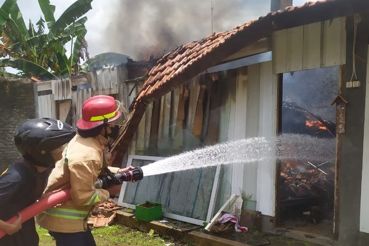 Petugas sedang berusaha memadamkan api yang menghanguskan gudang kardus di Purworejo.
