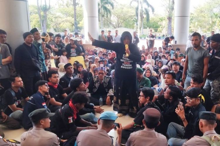 Ratusan Warga Nagan Raya Geruduk Kantor Bupati, Tolak Investasi Tambang Tembaga