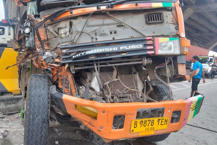 3 Truk Trailer Tabrakan Beruntun di Gerbang Tol Koja Jakut, 1 Sopir Dilarikan ke RS