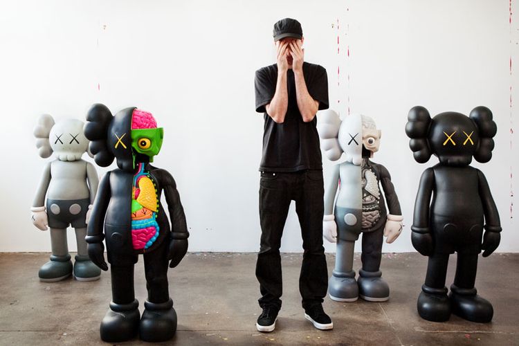 Brian Donelly alias KAWS bersama figur boneka vinilnya