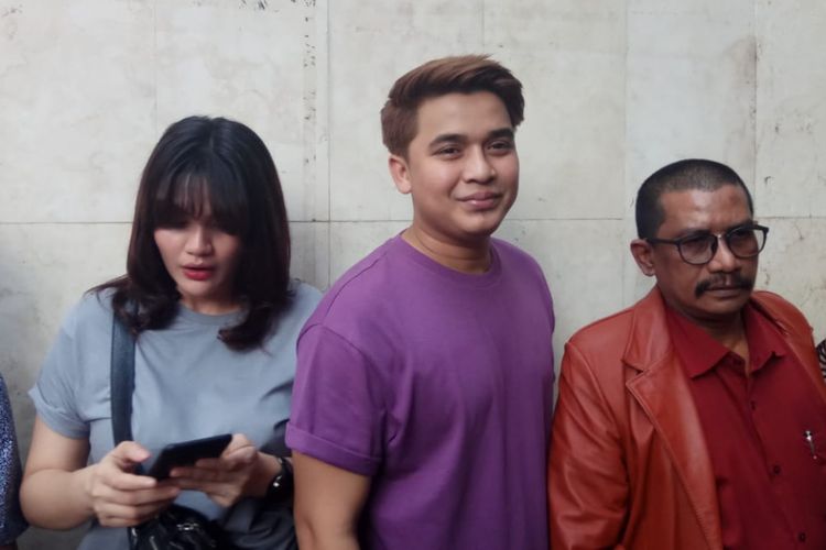 Billy Syahputra dan Hilda Vitria bersama kuasa hukumnya Fachmi Bachmid saat mendatangi Polda Metro Jaya, Jakarta Selatan, Kamis (13/12/2018).