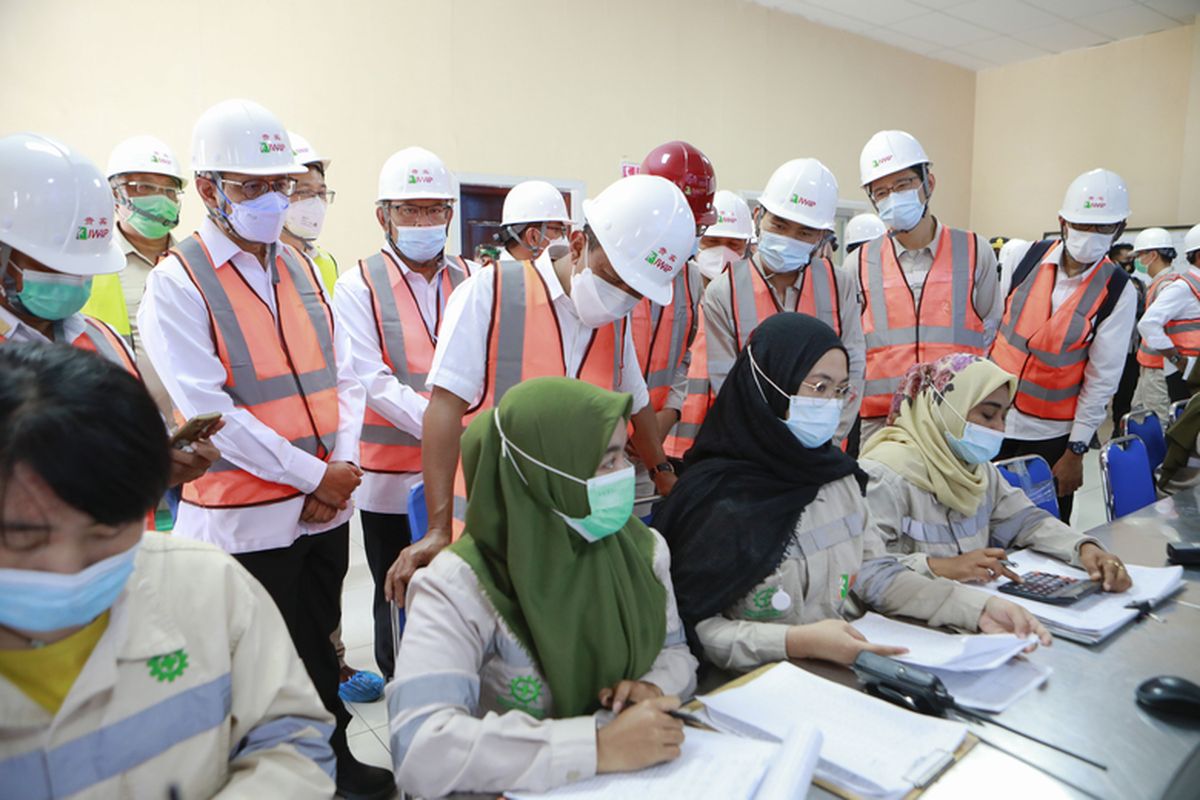 Terlihat Ketua BKPM Bahlil didampingi Bupati Halmahera Tengah Edi Langkara, Sekretariat Daerah (Sekda) Provinsi Maluku Utara A Kadir, dan Kepala Pelayanan Terpadu Satu Pintu (PTSP) Maluku Utara Bambang Hermawan melihat para pegawai PT IWIP bekerja.