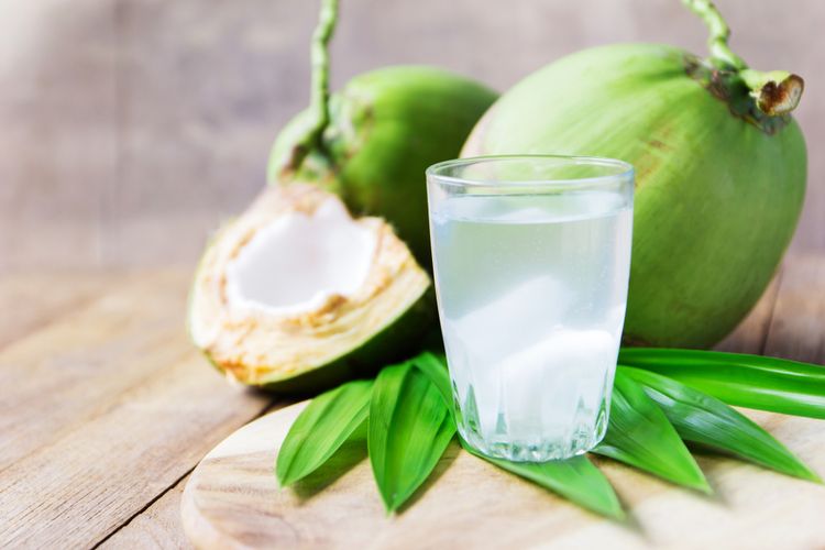 Ilustrasi apakah air kelapa bisa meredakan sakit perut?
