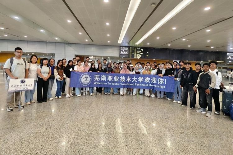 Para siswa telah tiba di Pudong International Airport , Shanghai , dijemput langsung oleh Guru dari Wuhu Institute of Technology menuju kampus pada Jumat (29/8/2025).