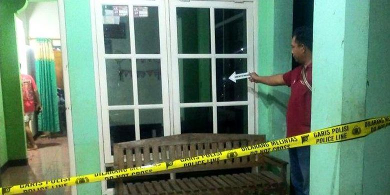 Polisi ketika melakukan olah Tempat Kejadian Perkara (TKP) penembakan misterius di Dukuh Ngembes, Desa/Kecamatan Gembong, Pati, Jawa Tengah, pada Senin malam (5/6/2023). Disebut misterius karena tidak ada pelaku maupun selongsong peluru yang ditemukan.