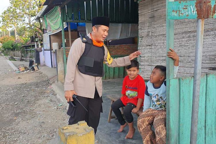 Kapolres Mandailing Natal AKBP Horas Tua Silalahi menyambangi warga dan melakukan pendekatan persuasif pasca-bentrokan yang terjadi di Desa Mompang Julu, Panyabungan Utara, Senin (29/06/2020). Akibat dari bentrokan tersebut, sedikitnya enam personel polisi luka-luka, dua mobil dan satu sepeda motor hangus dibakar massa.